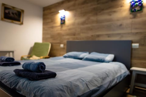 Bedroom, towels
