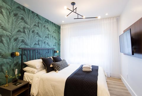 Bed, TV and multimedia, Bedroom, towels