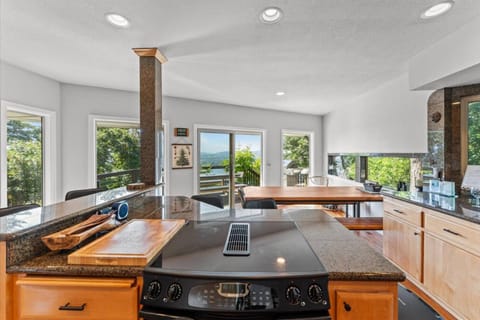 Riverview Luxury Retreat House in Willamette Valley