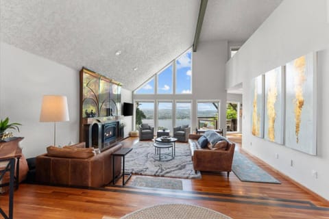 Riverview Luxury Retreat House in Willamette Valley