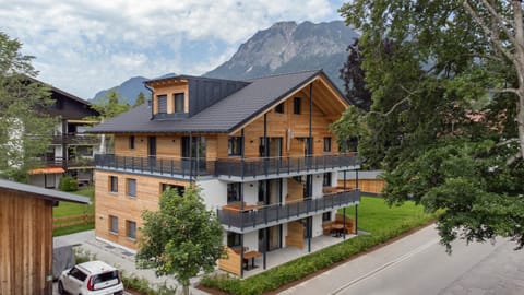 Property building, Day, Neighbourhood, Natural landscape, Mountain view, Location