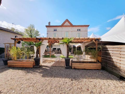 Property building, Patio, Restaurant/places to eat, Breakfast