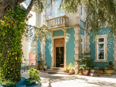 Property building, Facade/entrance, Garden