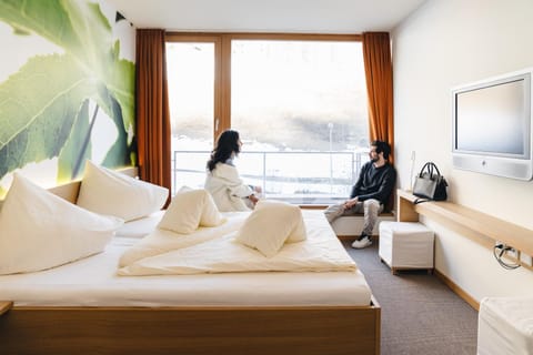 Bed, People, TV and multimedia, Photo of the whole room, Seating area, Bedroom, group of guests