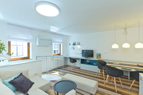 TV and multimedia, Living room, Seating area, Dining area