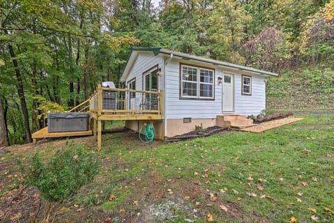 Hilltop Hideaway with Scenic Views and Hot Tub! House in West Jefferson