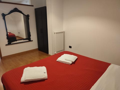 Photo of the whole room, Bedroom, wardrobe