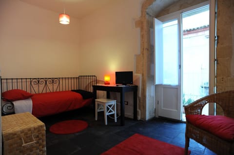 Bed, TV and multimedia, Photo of the whole room, Seating area, Bedroom
