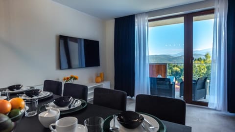Living room, Dining area, Mountain view