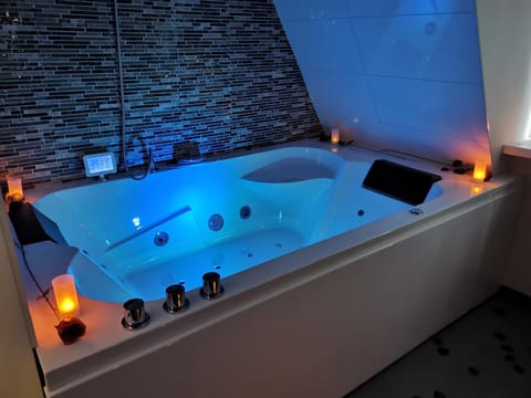 Hot Tub, Bath
