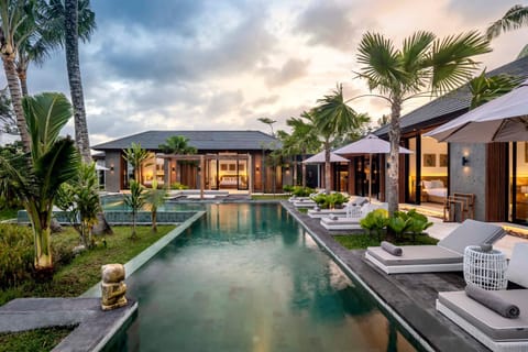 Property building, Garden, Pool view, Swimming pool, sunbed