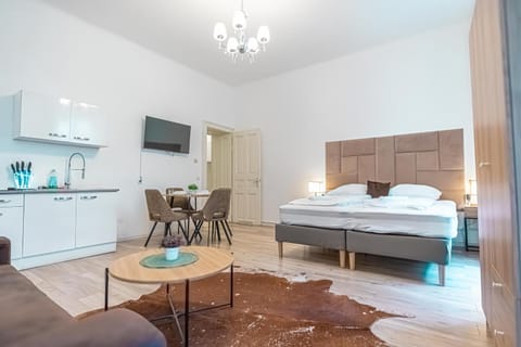 Bed, TV and multimedia, Seating area, Dining area, Bedroom