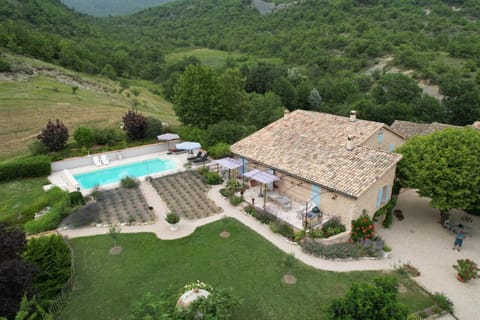 Property building, Day, Natural landscape, Mountain view, Swimming pool, sunbed