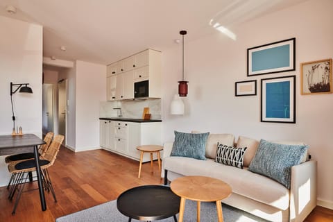 Property building, Coffee/tea facilities, Kitchen or kitchenette, Seating area