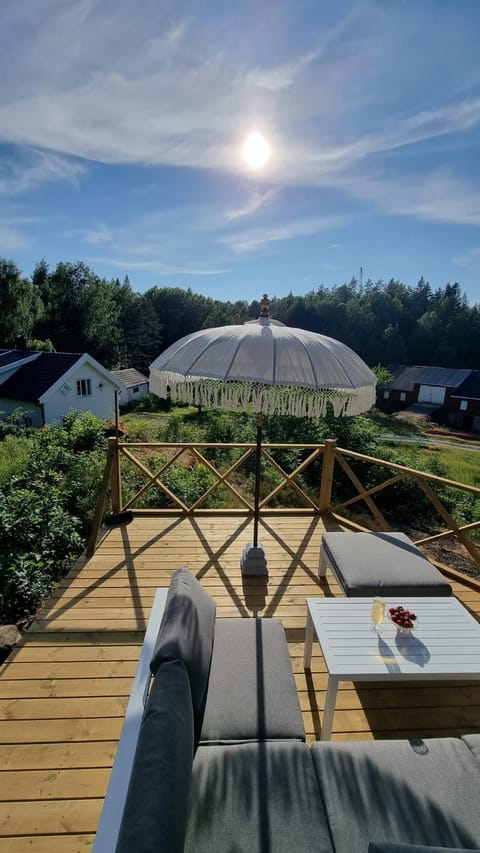 Patio, Garden, Seating area, Dining area, Garden view