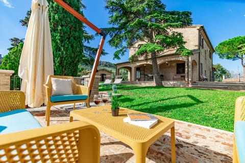 Property building, Patio, Spring, Day, Natural landscape, Garden, Living room, Seating area, Garden view
