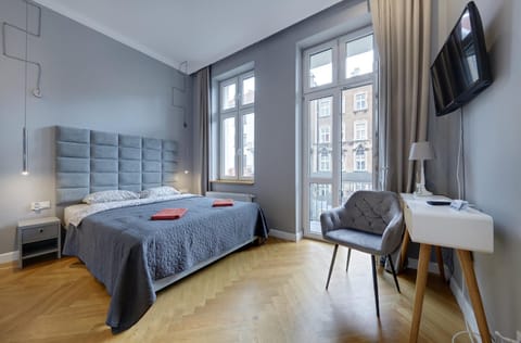 Bed, TV and multimedia, Living room, Photo of the whole room, Seating area, Bedroom