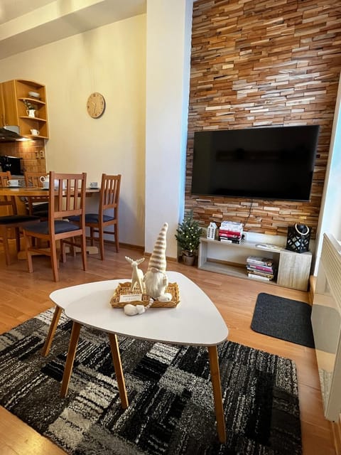 Communal lounge/ TV room, Food close-up, People, TV and multimedia, Coffee/tea facilities, View (from property/room), Living room, Communal kitchen, Entertainment, Meals, Lunch, Lunch, children, bunk bed, microwave, toaster