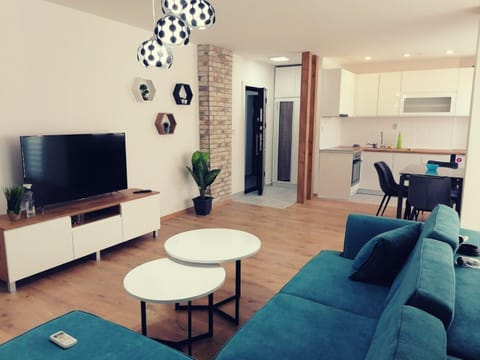 TV and multimedia, Living room, Seating area, locker