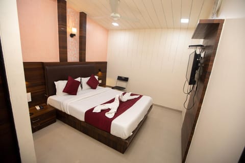 Bed, TV and multimedia, towels, wardrobe