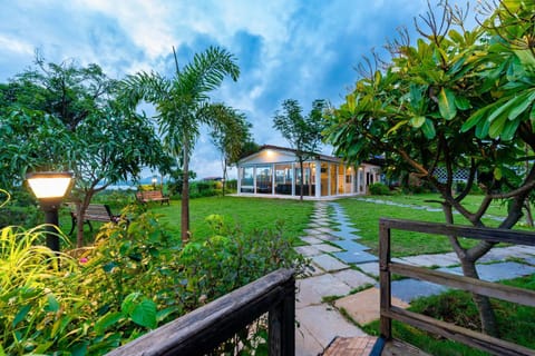 Property building, Facade/entrance, Spring, Day, Natural landscape, Garden, View (from property/room), Living room, Dining area, Bedroom, Garden view, Swimming pool, Family, Parking, towels, air conditioner