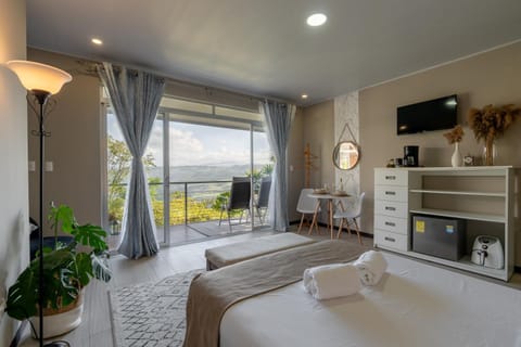 Bed, TV and multimedia, Living room, Photo of the whole room, Seating area, Bedroom, towels