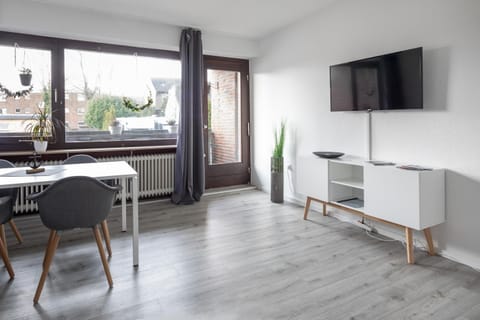 Communal lounge/ TV room, TV and multimedia, Living room, Seating area, Dining area, Evening entertainment