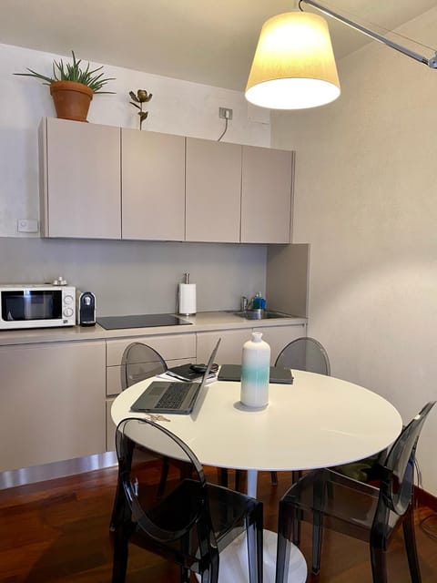 Kitchen or kitchenette, Seating area, Dining area