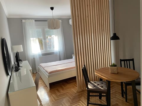 Bed, Photo of the whole room, Dining area, Bedroom