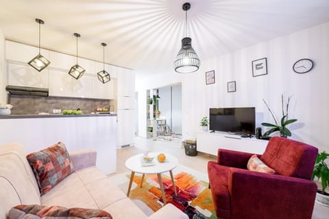 Communal lounge/ TV room, TV and multimedia, Kitchen or kitchenette, Living room, Food and drinks, Seating area, Evening entertainment, Food, minibar