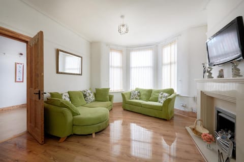 Communal lounge/ TV room, TV and multimedia, Living room, Seating area, flat iron