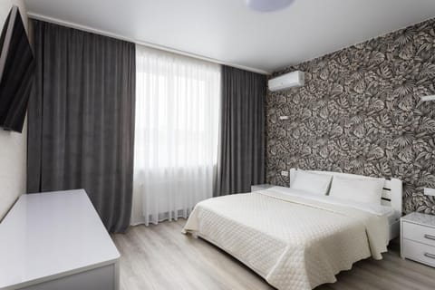 Bed, TV and multimedia, Photo of the whole room, Bedroom