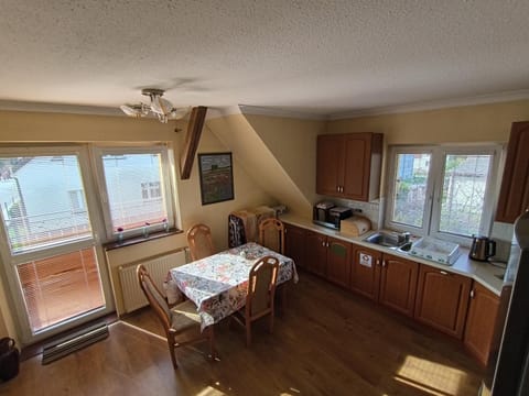 Coffee/tea facilities, Kitchen or kitchenette, Dining area