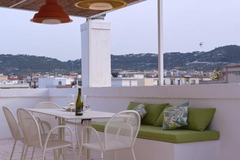 Patio, Natural landscape, Balcony/Terrace, Seating area, Dining area, Mountain view
