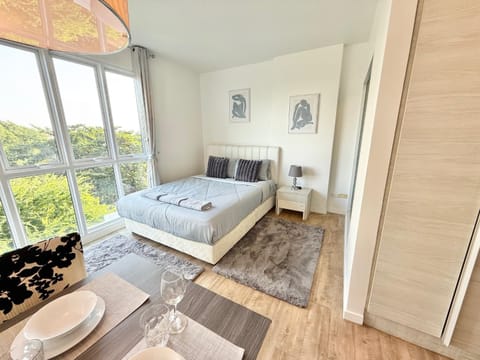 Photo of the whole room, Bedroom