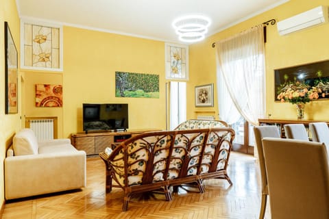 Communal lounge/ TV room, TV and multimedia, Living room, Seating area, Dining area, air conditioner