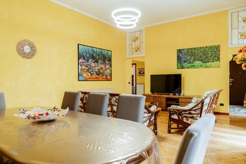 TV and multimedia, Living room, Seating area, Dining area, Evening entertainment