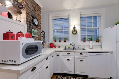 Riverfront Studio with Private Patio and Garden! Apartment in Ohio