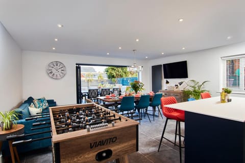 Photo of the whole room, kitchen