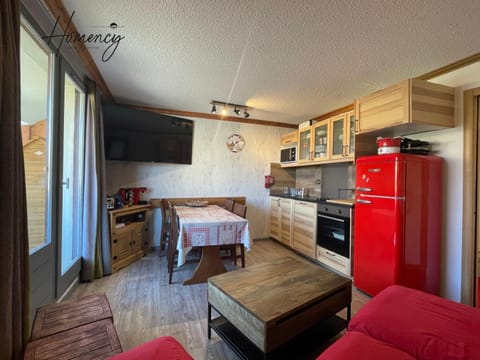 TV and multimedia, Coffee/tea facilities, Kitchen or kitchenette, Dining area, oven