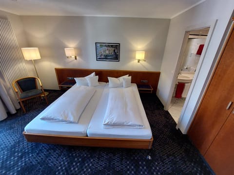 Property building, Bed, Photo of the whole room, Bedroom, towels, wardrobe
