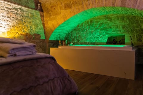 Hot Tub, Photo of the whole room