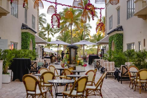 Property building, Restaurant/places to eat, Day, Seating area, Location