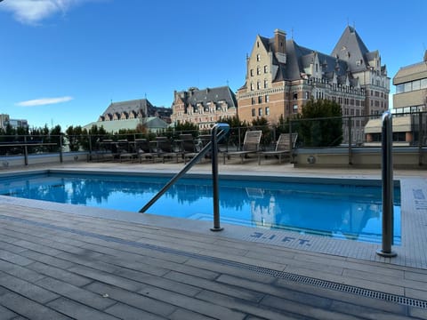 WaterFalls Hotel - Suite in Falls Downtown with pool Apartment in Victoria