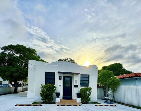 Cozy Private House near Miami Airport - Free parking - 01 House in Miami