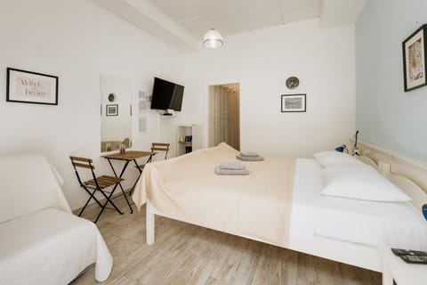 Bed, TV and multimedia, Photo of the whole room