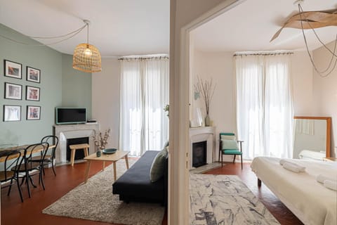 Communal lounge/ TV room, Facade/entrance, Bed, TV and multimedia, Photo of the whole room, Seating area, Evening entertainment, Bedroom