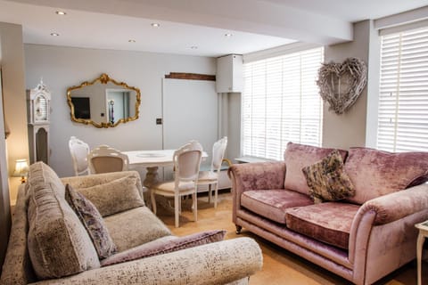 Whispering Place Georgian Grade II Sleeps 6 Adults 3 mins from Safari Park & Steam Train Bed and Breakfast in Bewdley