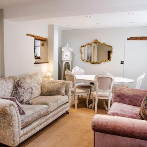 Whispering Place Georgian Grade II Sleeps 6 Adults 3 mins from Safari Park & Steam Train Bed and Breakfast in Bewdley