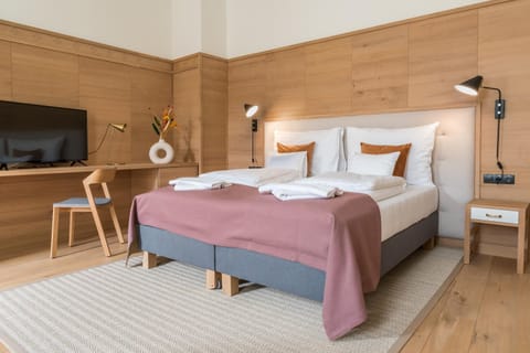 Bed, TV and multimedia, Coffee/tea facilities, Photo of the whole room, Seating area, Bedroom, On site, furniture, internet, internet, internet, safe, towels